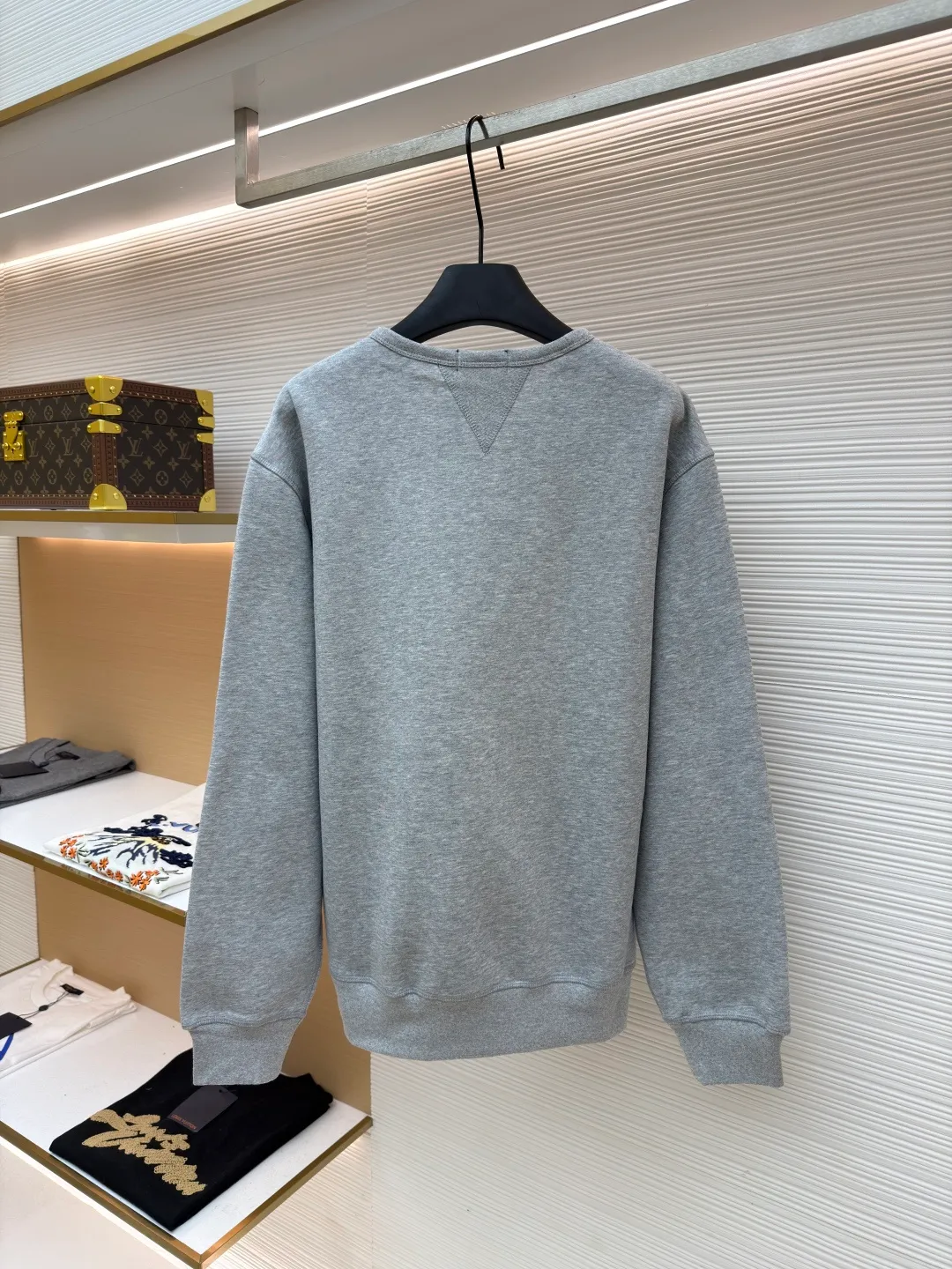 Ralph Lauren logo embroidered sweatshirt ●Original version: Purchased and developed at 1690 ●Item No.: 1681541-A15 ●Fabric: Cloud-like honey cotton fleece sweatshirt fabric ●Technology: Made by Hasuo ●Color: Gray ●Version: Fitted version ●Weight: about 430 grams ●Size: S-M-L-XL ●Description: Customized cloud-like honey cotton fleece sweatshirt material, delicate touch, comfortable and skin-friendly, based on matte gray Comes with a layer of soft light filter. Exquisite indigo pony logo is embellished. It is highly recognizable. It has a breath of freedom and vitality. A symphony of pure and smart colors. It outlines a high-end outline with extreme simplicity. It becomes the smart focus of the vision. Shows taste in silence and adopts imported machine embroidery technology. Uses advanced computer control system and precision mechanical components to realize the iconic pony embroidery operation. High precision. The lines are smooth and delicate, using the Hasuo process. Sewing on a specific machine. The high fastness of Haha thread adds visual effects. It is time-consuming and labor-intensive, and the fabrics are washed. It has a better hand feel and texture. It is not easy to deform, shrink or fade. It maintains long-term beauty. The overall wiring is straight and delicate, the fabric is comfortable and soft, and the color is consistent without color difference. It can be matched with the same style to create a fashionable look and control various occasions. Customized accessories, complete with three standards, same style for men and women!
